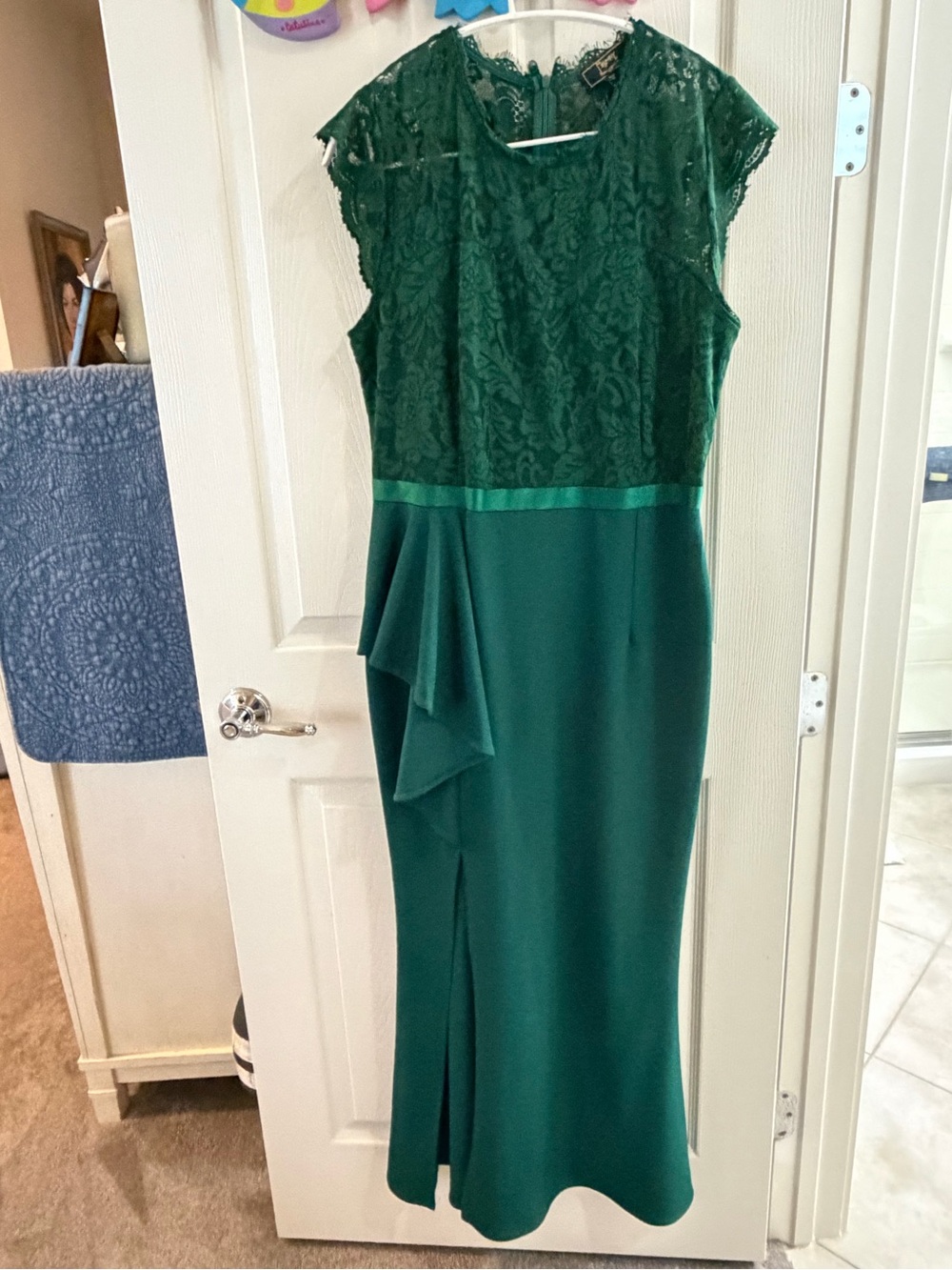 Women’s Emerald Lace Midi Dress with Satin Waist Detail